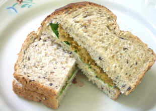 カレー風味の卵サンドイッチ