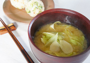 キャベツと生姜の味噌汁