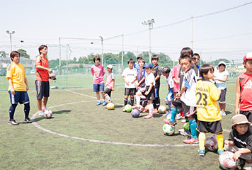  ASエルフェン狭山FC所属で、なでしこジャパンメンバーでもある大野忍選手のもと、サッカー教室と公開食育インタビューが行われました